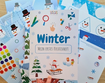 Op de afbeelding: Een kleurrijk winterthema-activiteitenboek voor kinderen met de titel "Winter Mein Erstes Kreativheft" en illustraties van sneeuwpoppen, sleeën en winterbomen. Het boek wordt omringd door verschillende activiteitenbladen met uitsteekvormen, stickers en andere activiteiten.