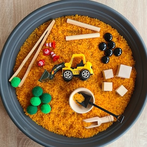 Schüttspiele Aktionstablett Baustelle, Sensorischer gefärbter Reis mit Autos Sensorisches Spielzeug für Kleinkinder
Aktionstabletts für Kinder
Montessori 
Kreative Geschenkideen für Kinder
Weihnachtsgeschenke für Kleinkinder