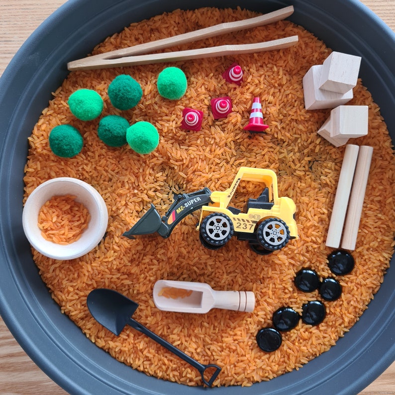 Schüttspiele Aktionstablett Baustelle, Sensorischer gefärbter Reis mit Autos Sensorisches Spielzeug für Kleinkinder
Aktionstabletts für Kinder
Montessori 
Kreative Geschenkideen für Kinder
Weihnachtsgeschenke für Kleinkinder