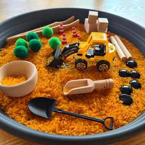 Schüttspiele Aktionstablett Baustelle, Sensorischer gefärbter Reis mit Autos Sensorisches Spielzeug für Kleinkinder
Aktionstabletts für Kinder
Montessori 
Kreative Geschenkideen für Kinder
Weihnachtsgeschenke für Kleinkinder