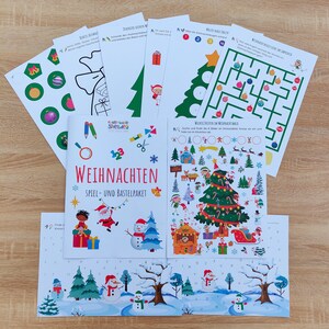 Op de afbeelding: Een kerst-activiteitenboek met een kleurrijke omslag met een sneeuwpop, de kerstman en een kerstboom. Het boek bevat spelletjes, puzzels en knutselwerk voor kinderen.