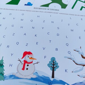 Op de afbeelding: Een witte sneeuwpop met een rode sjaal en zwarte ogen en knopen. De sneeuwpop staat op een besneeuwde achtergrond met een groene boom en een blauwe lucht met witte wolken. De letters K, D, O, H, I, J, L, E, M, V, Q, Z, N, T, C, S, X, G, Y, A en B zijn verspreid rond de sneeuwpop.