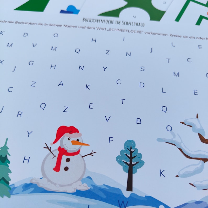 Op de afbeelding: Een witte sneeuwpop met een rode sjaal en zwarte ogen en knopen. De sneeuwpop staat op een besneeuwde achtergrond met een groene boom en een blauwe lucht met witte wolken. De letters K, D, O, H, I, J, L, E, M, V, Q, Z, N, T, C, S, X, G, Y, A en B zijn verspreid rond de sneeuwpop.