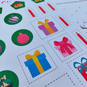 Op de afbeelding: Een printbare adventskalender met verschillende kerstthema-afbeeldingen, waaronder ornamenten, cadeaus en kaarsen. De kalender is genummerd van 1 tot 24.