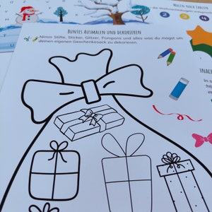 Op de afbeelding: Een zwart-witte illustratie van een cadeauzak met een strik erbovenop. De zak is gevuld met drie ingepakte cadeaus. De tekst "BUNTES AUSMALEN UND DEKORIEREN" staat bovenaan de afbeelding. De tekst "Nimm Stifte, Sticker, Glitzer, Pompons und alles was du magst um deinen eigenen Geschenkesack zu dekorieren." staat onder de afbeelding.
