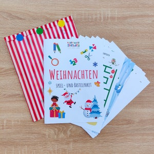 Op de afbeelding: Een set met kerstthema-activiteitenbladen voor kinderen. De bladen bevatten een verscheidenheid aan activiteiten, waaronder een doolhof, een telspel en een kleurplaat. De bladen zijn gedrukt op wit papier en verpakt in een rood-wit gestreepte tas.