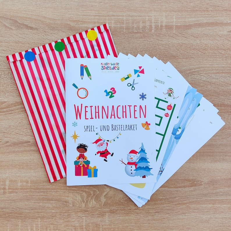 Op de afbeelding: Een set met kerstthema-activiteitenbladen voor kinderen. De bladen bevatten een verscheidenheid aan activiteiten, waaronder een doolhof, een telspel en een kleurplaat. De bladen zijn gedrukt op wit papier en verpakt in een rood-wit gestreepte tas.