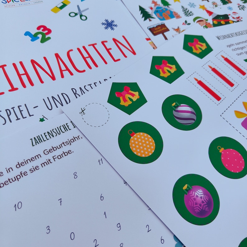 Op de afbeelding: Een kerstthema-activiteitenblad met een kalender, een spel en een knutselblad. De kalender heeft de nummers 1 tot en met 11. Het spel is een getallenzoektocht. De knutsel is een kerstbal.