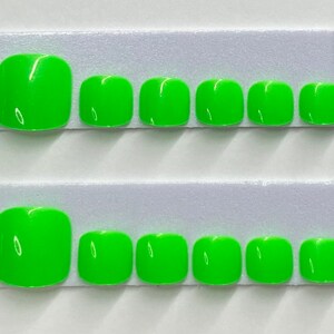 Shimmery Neon Green Press On Toe Nail Kit