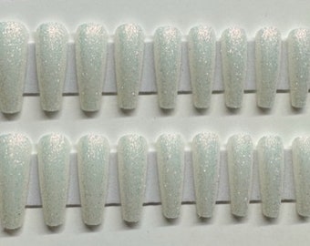 Könnte beinhalten: Ein Set mit 20 weißen, sargförmigen falschen Nägeln mit einem glitzernden, schimmernden Finish.