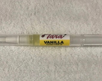 Puede incluir: Una botella de plástico transparente con una etiqueta amarilla que dice "Tara" y "Aceite para cutículas con aroma a vainilla".