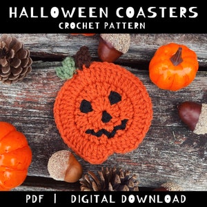 Pu&ograve; includere: Modello a uncinetto per sottobicchieri di Halloween con una zucca con la faccia di jack-o'-lantern. Il modello &egrave; disponibile per il download digitale. PDF | DOWNLOAD DIGITALE