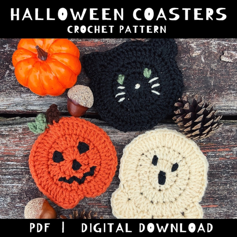 Pu&ograve; includere: Quattro sottobicchieri all'uncinetto a tema Halloween: un gatto nero, una zucca arancione, un fantasma bianco e una ghianda marrone. I sottobicchieri sono su una superficie di legno. PDF | DOWNLOAD DIGITALE