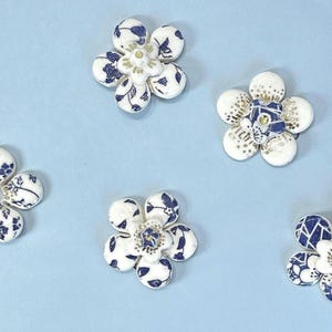 Ceramic Flower Wall Decor Set Blue White Floral Wall Art Handmade Porcelain Style Chinoiserie Decor Small Wall Flowers Set of 5