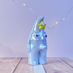 Grillige Moonman-sculptuur: handgemaakte keramische kunst voor je plank, handgemaakte keramische sculptuur, uniek, grillig interieur