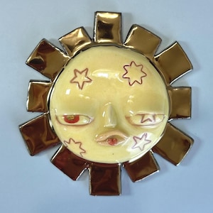 Cuadro de cerámica con forma de cara de sol divertida, hecho a mano – Adorno de pared de losa esmaltada en amarillo y dorado – Decoración de cerámica celestial y caprichosa para el hogar