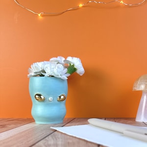 Minijarrón extraterrestre - Cerámica pastel hecha a mano con detalles dorados / Decoración de ciencia ficción encantadora / Regalo extraterrestre kawaii / Jarrón pequeño / Ecológico