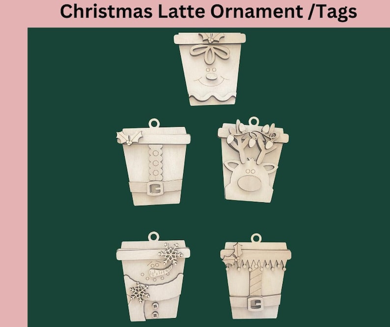 Puede incluir: Cinco adornos o etiquetas navide&ntilde;as de madera clara con forma de vaso de caf&eacute; latte, con varios dise&ntilde;os que incluyen un mu&ntilde;eco de nieve, un reno y motivos festivos. Cada pieza tiene un peque&ntilde;o orificio superior y detalles cortados a l&aacute;ser.