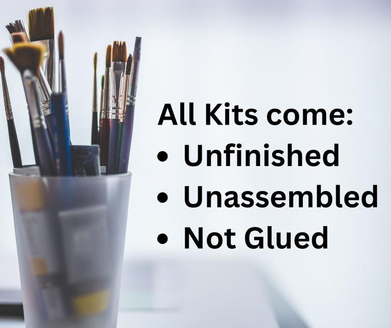 Puede incluir: Un vaso transl&uacute;cido lleno de varios pinceles con mangos marrones, negros y plateados. El texto dice: All Kits come: Unfinished, Unassembled, Not Glued. Los pinceles tienen diversas formas y tama&ntilde;os de cerdas, incluyendo puntas planas y redondas.