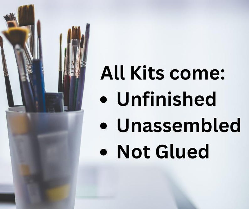 K&ouml;nnte beinhalten: Nahaufnahme eines Sets Pinsel in einem durchsichtigen Glasgef&auml;&szlig;. Der Text lautet "Alle Kits werden geliefert: Unvollendet, Unmontiert, Nicht geklebt".