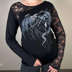 Blusa vintage de manga larga con estampado de dragón de los años 2000 y mangas transparentes, estilo grunge Y2K, estilo fairycore, ropa urbana.