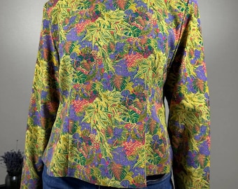 Blusa vintage con stampa floreale audace anni '80, top con stampa giungla e spalle imbottite, camicia colorata e appariscente
