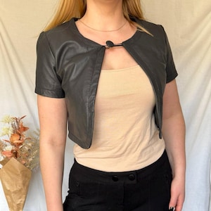 Svart beskuren läderbolero med knappögla, kortärmad jacka, gotisk bikertopp