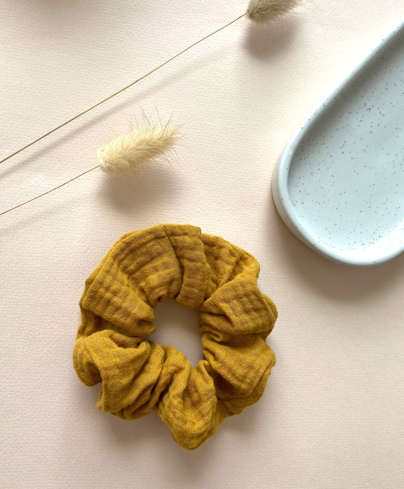 Weiches Musselin Scrunchie, Senffarben, Ocher, Scrunchie Haargummi, 90ies, Double Gauze, Geschenk für Sie Bild 1