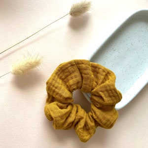 Weiches Musselin Scrunchie, Senffarben, Ocher, Scrunchie Haargummi, 90ies, Double Gauze, Geschenk für Sie Bild 2