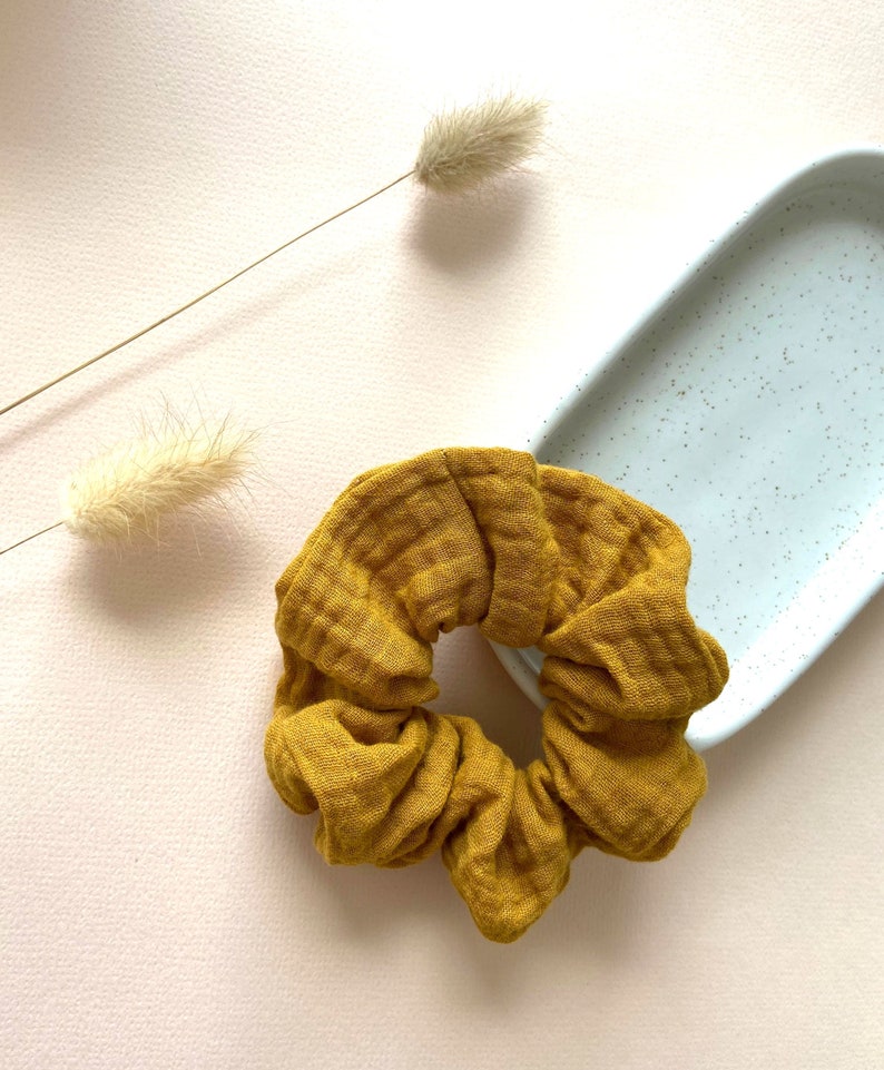 Weiches Musselin Scrunchie, Senffarben, Ocher, Scrunchie Haargummi, 90ies, Double Gauze, Geschenk für Sie Bild 2