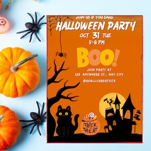 Puede incluir: Invitación a una fiesta de Halloween con gráficos en naranja y negro. La invitación incluye el texto "Halloween Party" y "Boo!" con la fecha, la hora y el lugar. Las calabazas y arañas decorativas rodean la invitación.