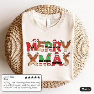 K&ouml;nnte beinhalten: Ein beiges T-Shirt mit dem Aufdruck "MERRY XMAS" in roten, gr&uuml;nen und wei&szlig;en Buchstaben. Jeder Buchstabe ist mit einem Rentier, einem Elf oder einem Weihnachtsmann mit Hut verziert.
