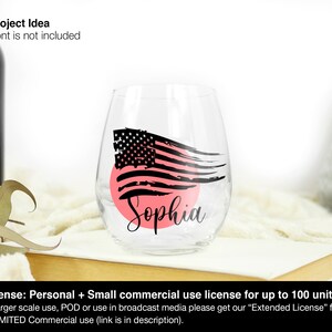 Pode incluir: Uma ta&ccedil;a de vinho de vidro transparente com um c&iacute;rculo rosa e um desenho de bandeira americana em preto e branco. O nome "Sophia" est&aacute; escrito em letra preta dentro do c&iacute;rculo rosa.