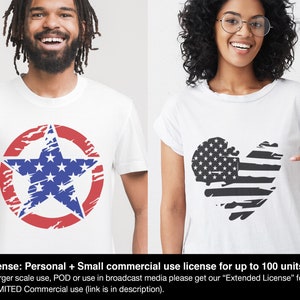 Pode incluir: Duas camisetas brancas com diferentes designs de bandeiras americanas. A primeira camiseta apresenta uma estrela vermelha, branca e azul com um visual desgastado dentro de um c&iacute;rculo vermelho. A segunda camiseta apresenta uma bandeira americana em forma de cora&ccedil;&atilde;o preto e branco com um visual desgastado. *Licen&ccedil;a: Uso pessoal + uso comercial pequeno para at&eacute; 100 unidades. Para uso em maior escala, POD ou uso em m&iacute;dia de transmiss&atilde;o, obtenha nossa "Licen&ccedil;a estendida" para uso comercial ILIMITADO (link na descri&ccedil;&atilde;o).