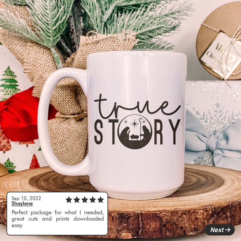 K&ouml;nnte beinhalten: Wei&szlig;e Keramik-Kaffeetasse mit einem schwarzen Design, das "true STORY" sagt, mit einer Silhouette der Weihnachtsgeschichte in einem Kreis.