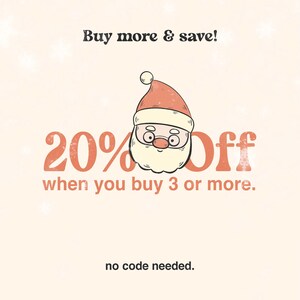 K&ouml;nnte beinhalten: Eine festliche Illustration von Weihnachtsmann mit dem Text "20% Rabatt" und den Worten "Mehr kaufen & sparen!" und "beim Kauf von 3 oder mehr Artikeln. Kein Code erforderlich."