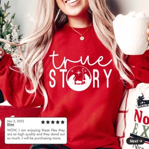 K&ouml;nnte beinhalten: Roter Pullover mit wei&szlig;em Text, der "true STORY" lautet, und einer wei&szlig;en Silhouette der Weihnachtsgeschichte.