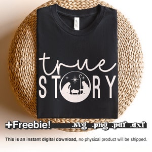 K&ouml;nnte beinhalten: Schwarzes T-Shirt mit wei&szlig;em Text, der "true STORY" lautet, und einer wei&szlig;en Silhouette der Weihnachtsgeschichte in einem Kreis. Der Text "+Freebie! svg.png.pdf.dxf" befindet sich am unteren Rand des Bildes.