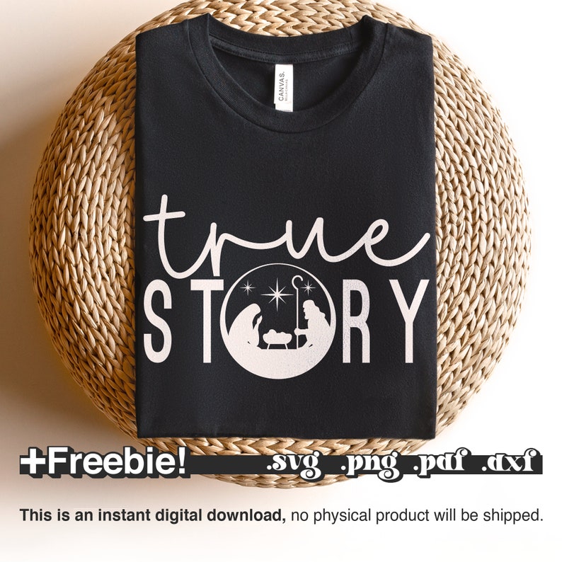 K&ouml;nnte beinhalten: Schwarzes T-Shirt mit wei&szlig;em Text, der "true STORY" lautet, und einer wei&szlig;en Silhouette der Weihnachtsgeschichte in einem Kreis. Der Text "+Freebie! svg.png.pdf.dxf" befindet sich am unteren Rand des Bildes.