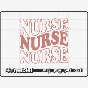 Puede incluir: Un diseño digital que presenta la palabra "NURSE" repetida tres veces en un estilo apilado, superpuesto y superpuesto. El texto es de color rosa y tiene una estética retro y vintage. El diseño es perfecto para crear camisetas, tazas, bolsas de mano y otros artículos personalizados.