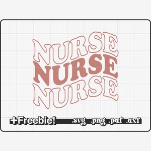Op de afbeelding: Een digitaal ontwerpbestand voor een gelaagde, roze "NURSE"-afbeelding. Het ontwerp is beschikbaar in de formaten SVG, PNG, PDF en DXF.
