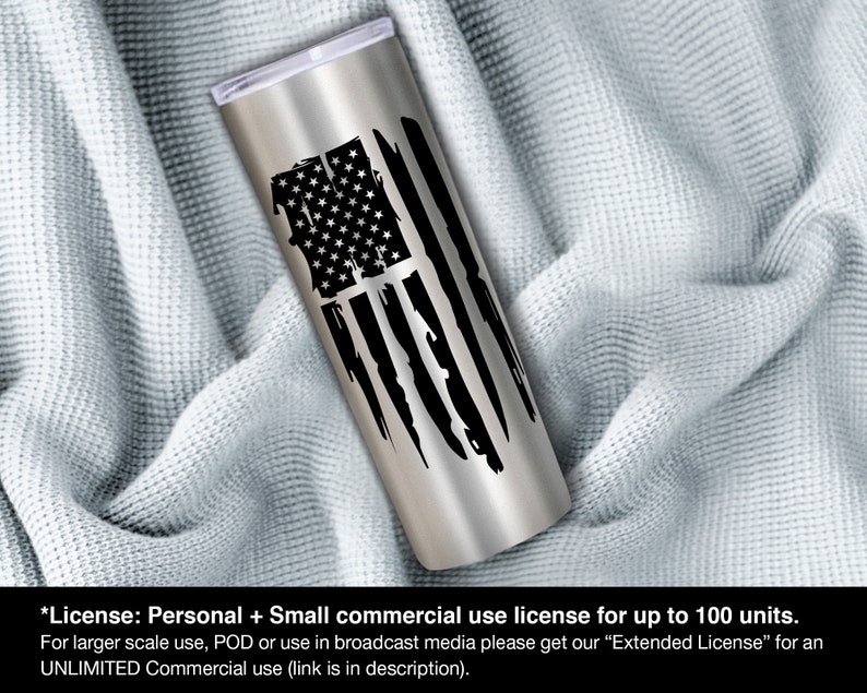 Pode incluir: Um copo de a&ccedil;o inoxid&aacute;vel com um design de bandeira americana desbotada. A bandeira &eacute; preta e branca com um visual desbotado. *Licen&ccedil;a: Uso pessoal + pequena licen&ccedil;a comercial para at&eacute; 100 unidades. Para uso em maior escala, POD ou uso em m&iacute;dia de transmiss&atilde;o, por favor, obtenha nossa "Licen&ccedil;a estendida" para uso comercial ILIMITADO (link na descri&ccedil;&atilde;o).