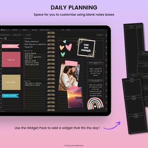 K&ouml;nnte beinhalten: Ein schwarzer und goldener digitaler Planer mit einem Tagesplan, Notizen und einem motivierenden Zitat, das "du bist genug" lautet. Der Planer ist auf Mittwoch, den 1. Januar 2025, ge&ouml;ffnet. Das Bild enth&auml;lt auch einen Satz schwarzer und wei&szlig;er druckbarer Widgets.