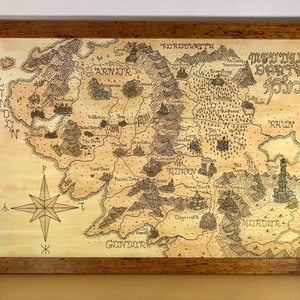 Carte au format A1 et A2 du Seigneur des Anneaux Middle Erath avec une représentation détaillée de la ville et vieillie pour un look authentique. excellent cadeau pour tous les fans de Tolkien