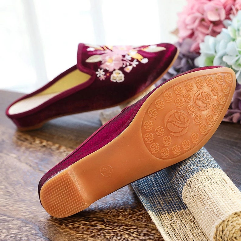 Close Pointed Toe Mules Slippers Velvet Coating Slippers Chinese Embroidered Shoes Summer Vintage Ladies Slip on Flat Shoes