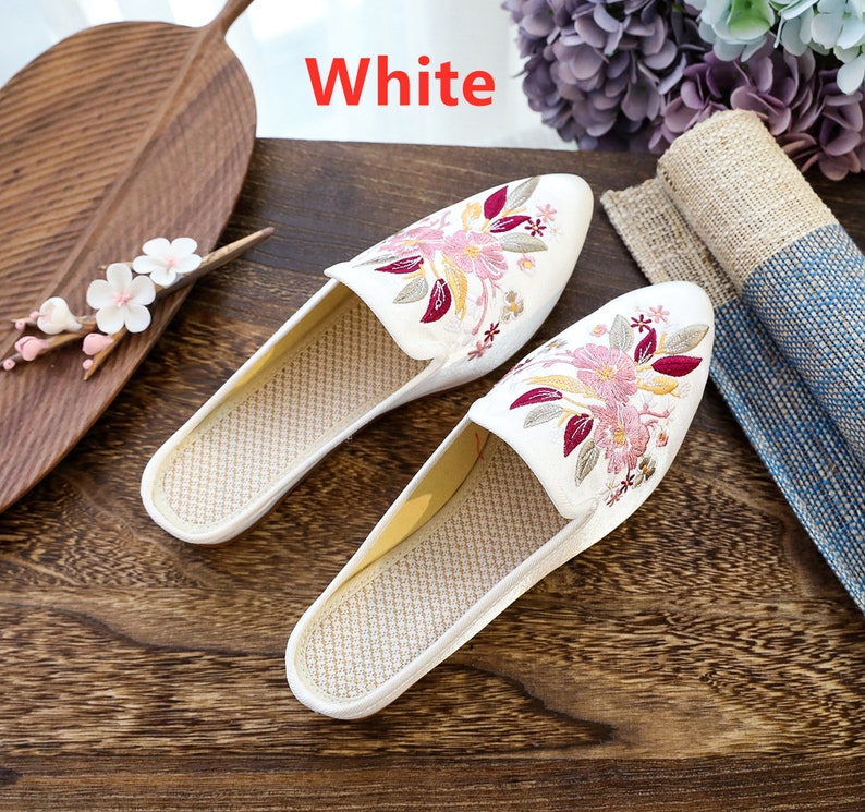 Close Pointed Toe Mules Slippers Velvet Coating Slippers Chinese Embroidered Shoes Summer Vintage Ladies Slip on Flat Shoes
