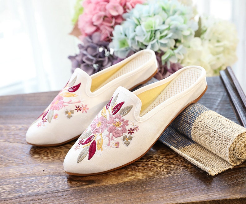 Close Pointed Toe Mules Slippers Velvet Coating Slippers Chinese Embroidered Shoes Summer Vintage Ladies Slip on Flat Shoes