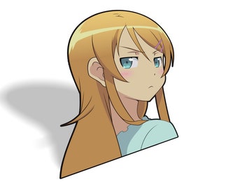 Puede incluir: Una pegatina con una chica de anime de dibujos animados con el pelo largo y rubio, ojos azules y un rubor rosado. Lleva una camisa azul claro y tiene una pinza para el pelo rosa en el pelo.