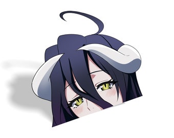 Puede incluir: Una pegatina de vinilo con un primer plano de un personaje de dibujos animados con cabello negro largo, cuernos blancos y ojos amarillos. El personaje está mirando hacia un lado con una expresión juguetona.