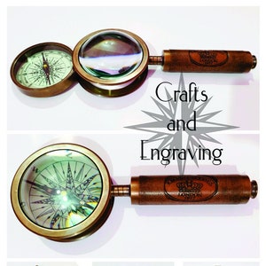 Puede incluir: Una lupa de latón con una brújula en un lado y un mango de madera con el texto "Crafts and Engraving" y "Royal Engineers London 1917".